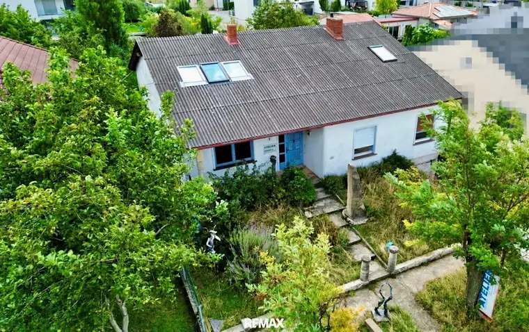 Ort der Kreativität - Ein Haus umgeben von Sandstein und viel Grün.