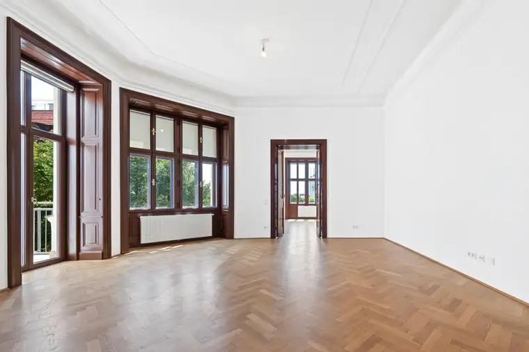 Modern sanierte 5-Zimmer-Altbauwohnung mit Terrasse und Blick ins Grüne