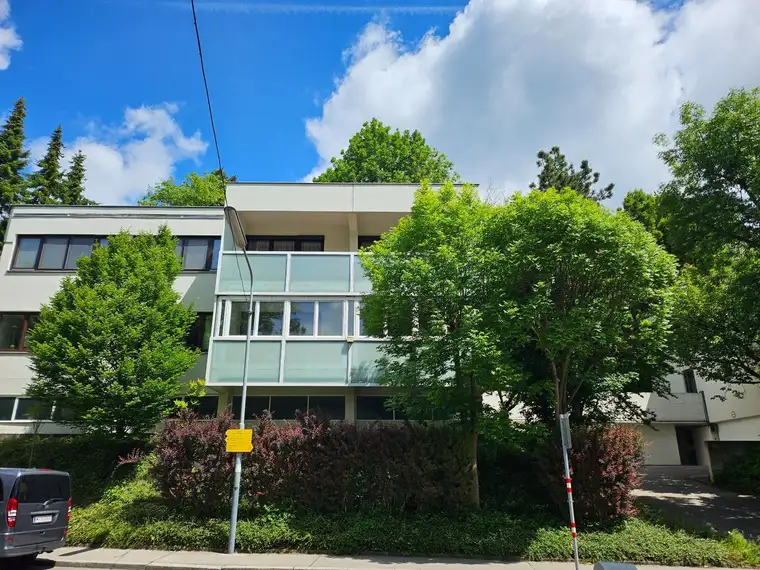 WOHNEN IM GRÜNEN ! Moderne Wohnung mit verglaster Loggia und Garagenplatz.