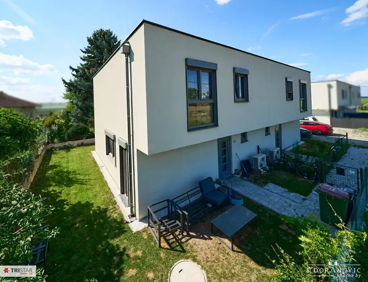 NEU! ++ FAMILIEN • EIGENNUTZER • ANLEGER ++ ERSTBEZUG IN RUHIGER GRÜNLAGE ++ FAMILIENFREUNDLICHES HAUS MIT STELLPLATZ &amp; EINBAUKÜCHE ++ 1220 WIEN ++