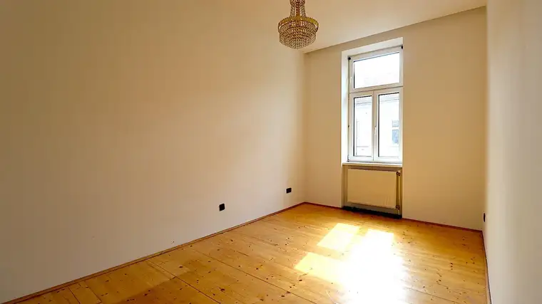 Helle, sanierungsbedürftige 2-Zimmer-Altbauwohnung