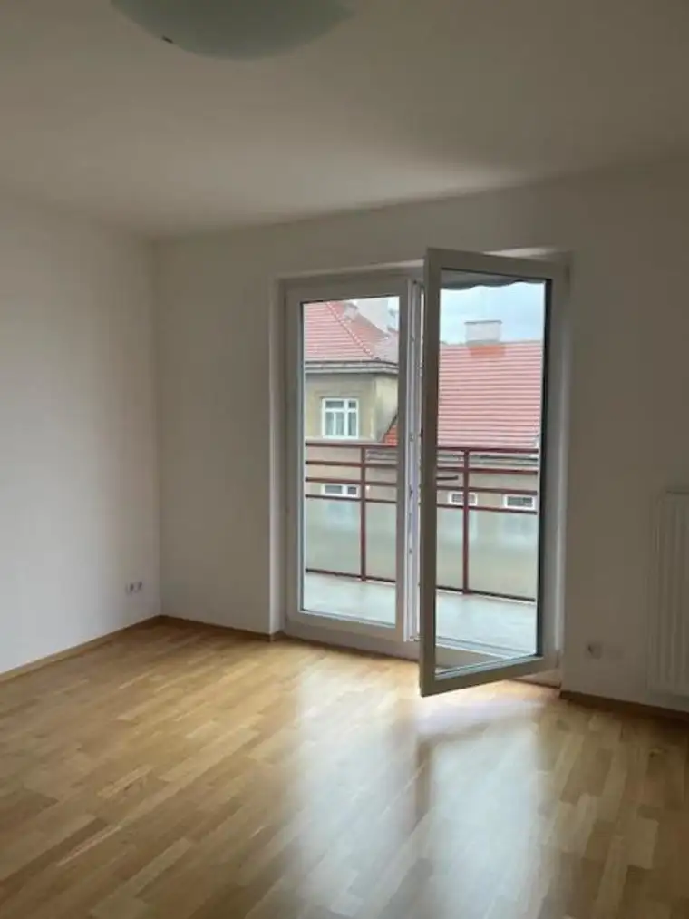 unbefristete, frisch renovierte 3-Zimmer Wohnung mit Balkon nahe Donauzentrum 