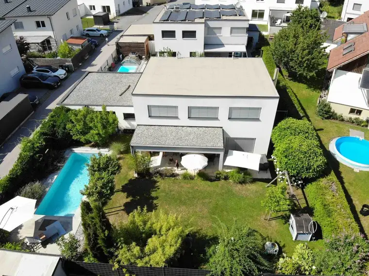 Wunderschöne modernes Wohnhaus mit Pool und Doppelcarport zu verkaufen
