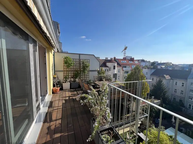 1220! Sonniges 4-Zimmer DG mit Balkon, großer Dachterrasse und phantastischem Blick über Wien!