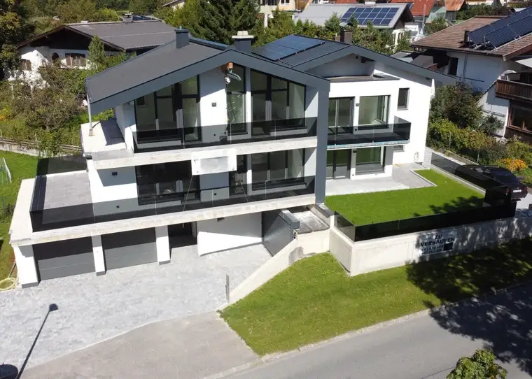 Moderne dreistöckige Wohnung mit Gartenanteil im Dreiparteienhaus in zentrumsnaher Lage!