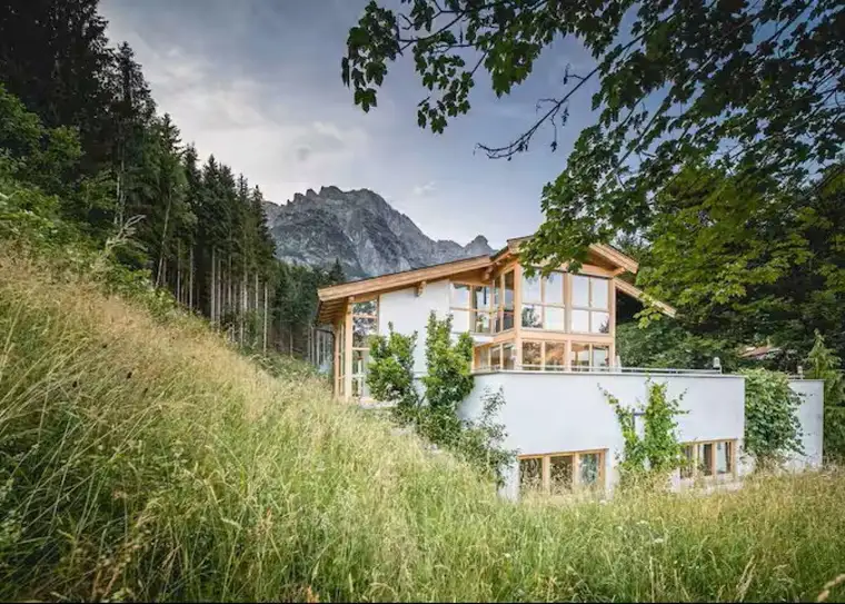 „Zweifamilienhaus in Leogang: Die ideale Kombination aus Eigenheim und touristischer Privatzimmervermietung.“