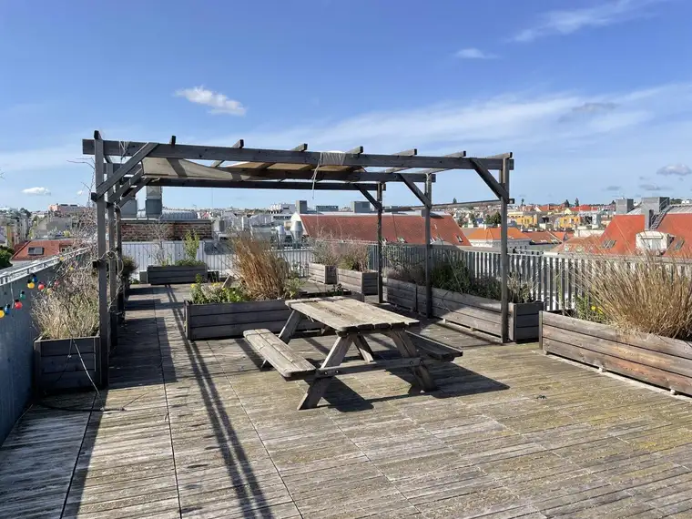 Repräsentatives Büro mit 9 Räumlichkeiten in direkter U-Bahn-Lage mit Dachterrasse