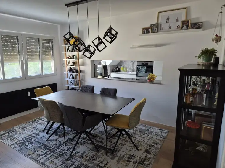 Klimatisierte Drei-Zimmer-Dachgeschoss-Wohnung in Ruhelage nahe dem Liesinger Platz mit Garagenstellplatz inklusive!