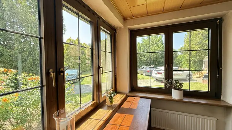 Großes Einfamilienhaus mit Veranda und Wirtschaftsanbau mit uneinsichtigen Garten + Ausbaupotential!