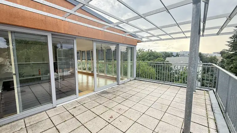 Klimatisierte Terrassenwohnung mit zwei Terrassen mit Ausblick auf das Schloss Schönbrunn und Steinhofkirche sowie opt. Stellplatz!