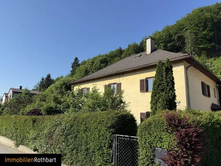 Großzügiges Einfamilienhaus mit 9 Zimmern, Garten &amp; 6 Garagen in Leoben – renovierungsbedürftig!