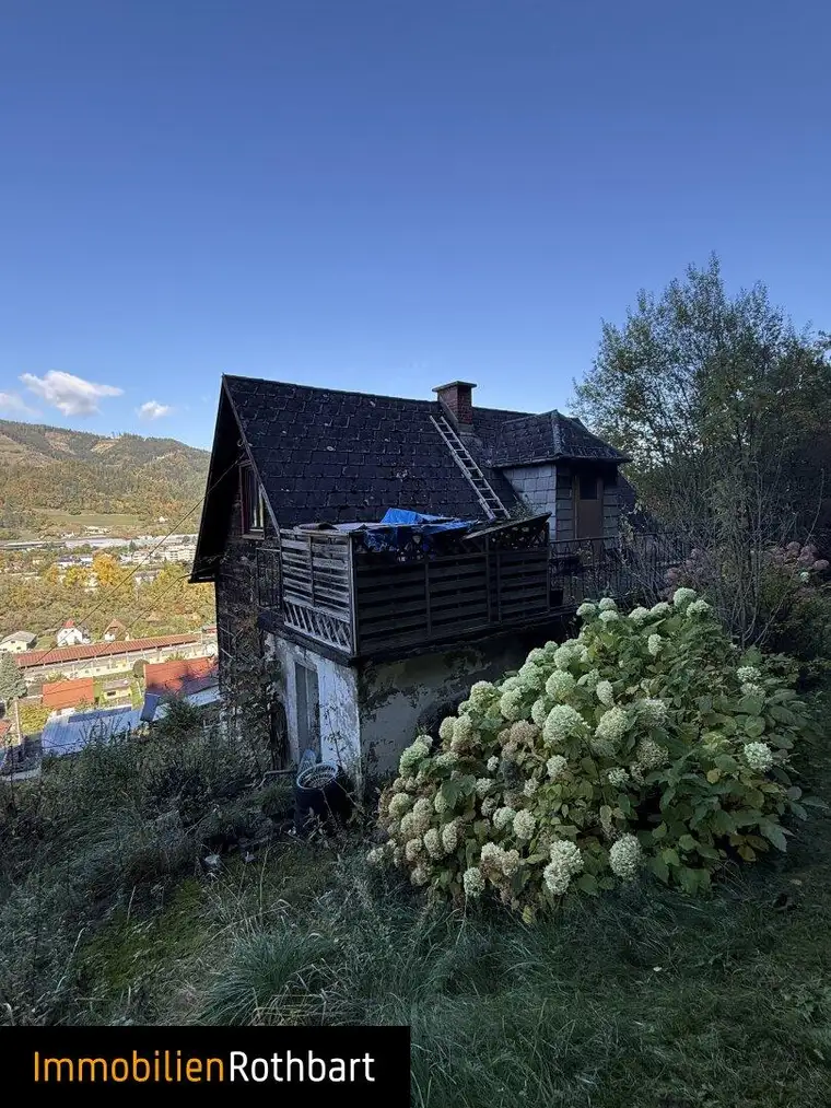 Häuschen mit sonnigem Grund