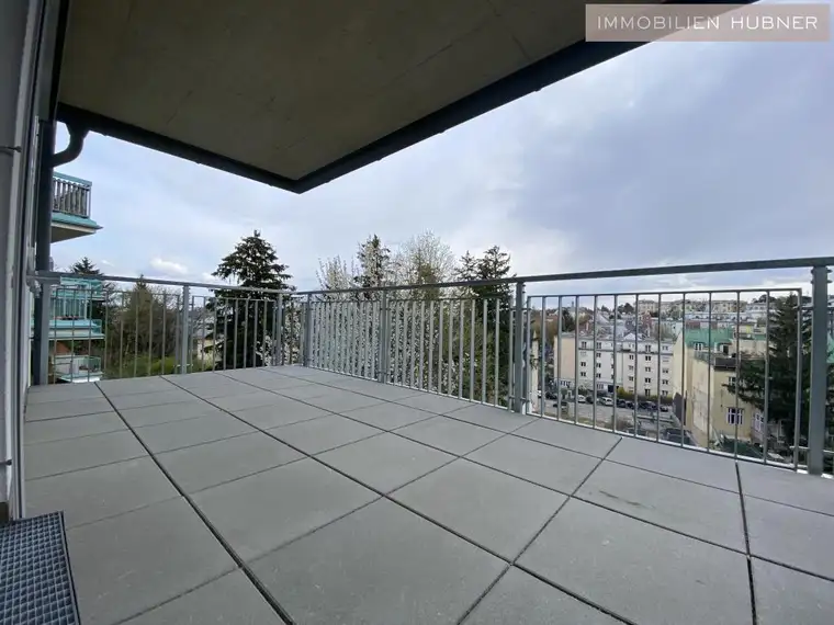 Traumwohnung mit super-großem, überdachten SÜD-Balkon!