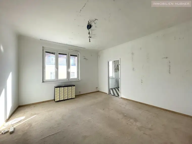 4. OG! Sanierungsbedürftige 2 Zimmer Wohnung in S-Bahn-Nähe