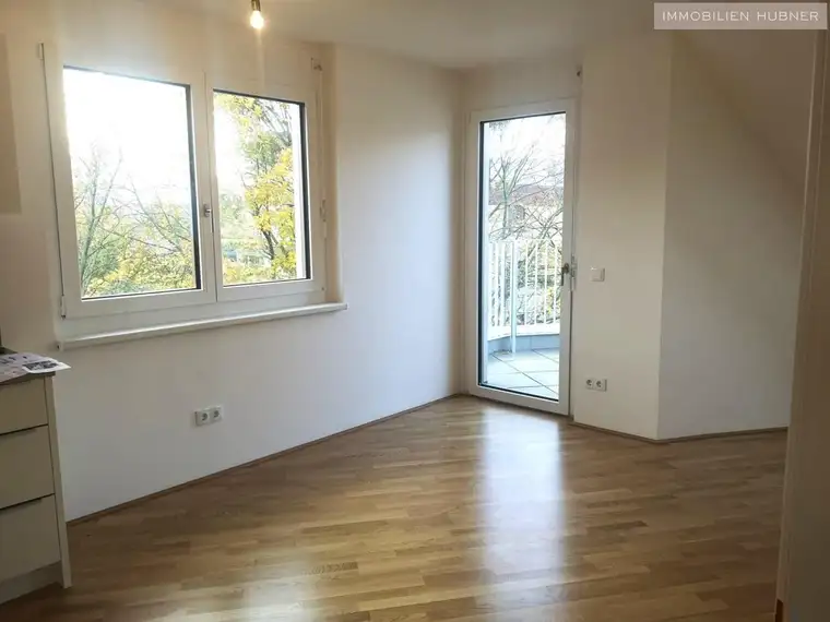 Mega-coole DG-Wohnung mit großer Terrasse - Gute Anbindung zur A4!