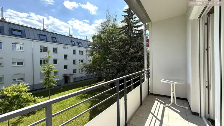 Ruhige, top-gepflegte Neubauwohnung! Große Loggia! Grünblick! Saniertes Haus!