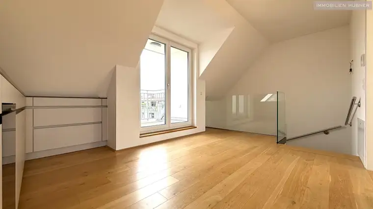 Neuwertige 4 Zimmer DG-Wohnung! Luftwärmepumpe für Fußbodenheizung und -kühlung! Blower-Door-Gutachten!