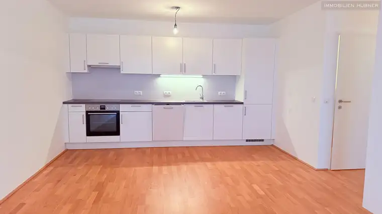 AB SOFORT! Familienwohnung, 3 zentrale Zimmer, Wohnfläche 91m2 inklusive Loggia/ AUCH WG tauglich!