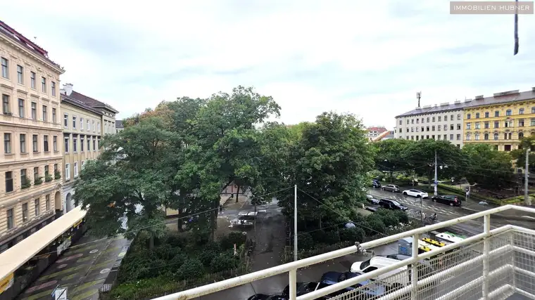 URBAN-LORITZ-PLATZ: Sanierungsbedürftige 3-Zimmer-Altbauwohnung mit Balkon