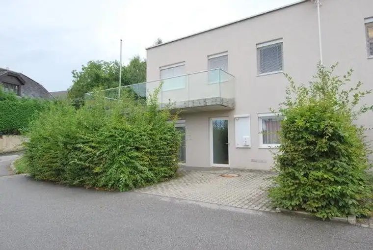 Charmante 2-Zimmerwohnung mit kleinem Grünanteil, Terrasse und Parkplatz in Waltendorf