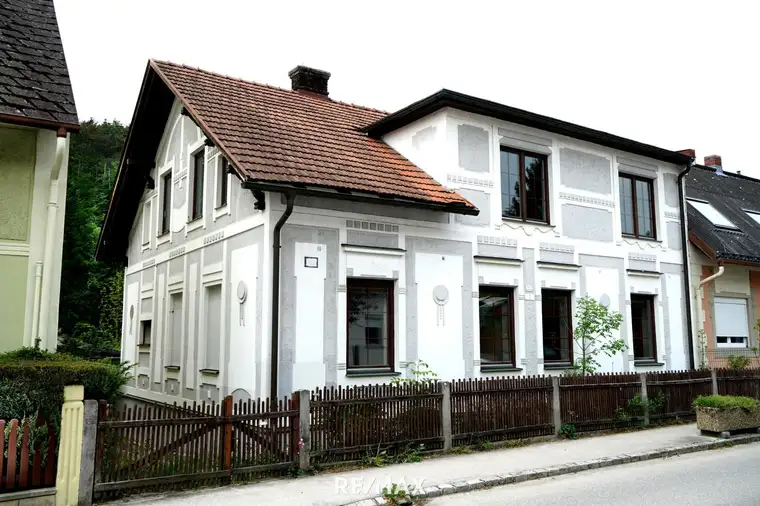 Geräumig-bezauberndes Haus aus 1904 will zu neuem Leben erweckt werden