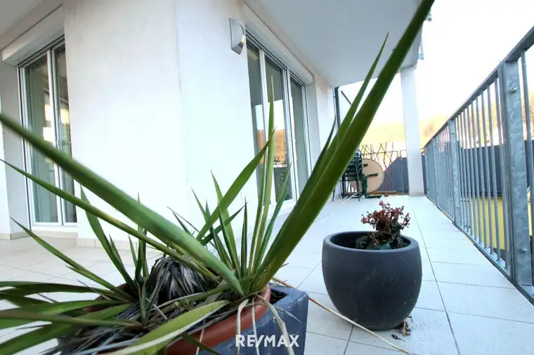Einziehen &amp; Wohlfühlen - Hochwertige Wohnung mit großzügigen sonnigen Eckbalkon und KFZ-Garage in begehrter Lage!