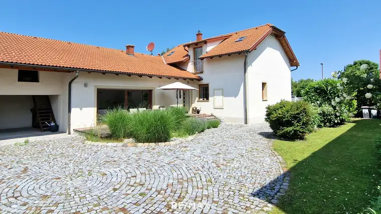 **Zeitlos außen – modern innen: Wohnen mit Stil und Komfort - Einfamilienhaus in Matzendorf!**