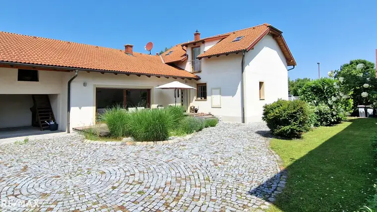 **Zeitlos außen – modern innen: Wohnen mit Stil und Komfort - Einfamilienhaus in Matzendorf!**