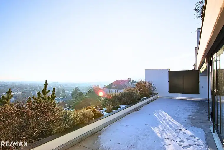 ATEMBERAUBENDE AUSSICHT INKLUSIVE! Großzügige Terrassenwohnung in exklusiver Lage!