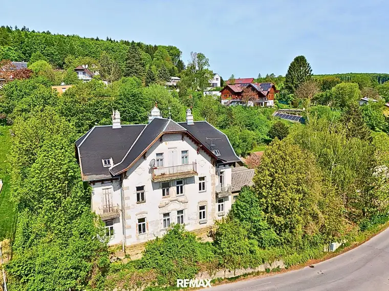 JAHRHUNDERTWENDEVILLA AUF GROßEM GRUNDSTÜCK! Sanierungsbedürftiges Anwesen in Unterkirchbach!