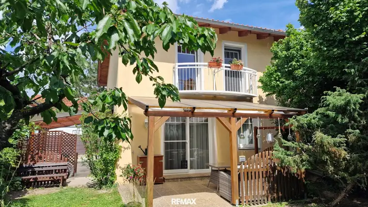 Schöne Doppelhaushälfte in Günselsdorf mit Balkon, Terrasse &amp; Carport!