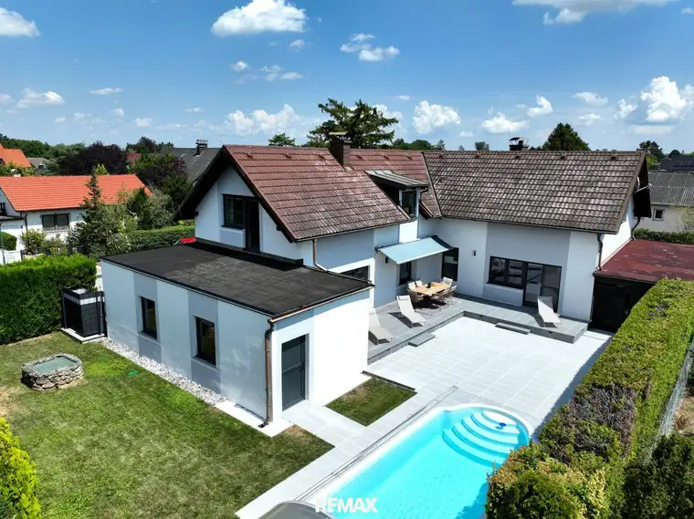 Viel Platz zum Leben – großzügiges Ein- oder Zweifamilienhaus mit Pool, großer Südwest-Terrasse und viel Raum für Lebensträume!