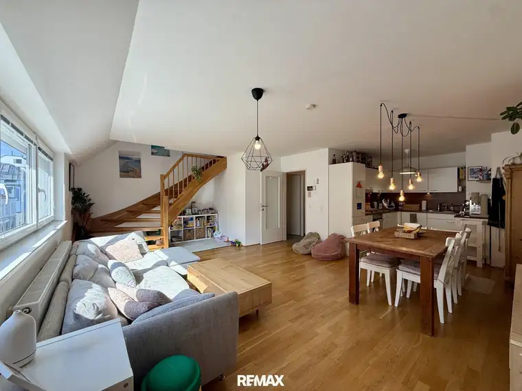 MODERNES WOHNEN ÜBER DEN DÄCHERN DES 18. BEZIRKS! – Dachgeschoss-Maisonette mit Dachterrasse + TG Platz
