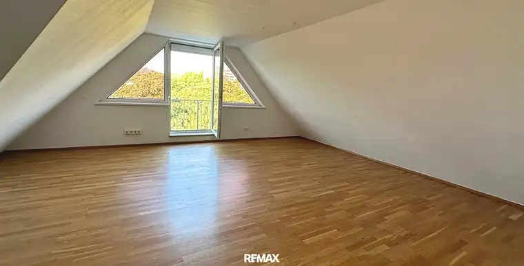 NEUWERTIGE 3-ZIMMER DG-WOHNUNG mit Eigengarten, Lift, Balkon &amp; Garage