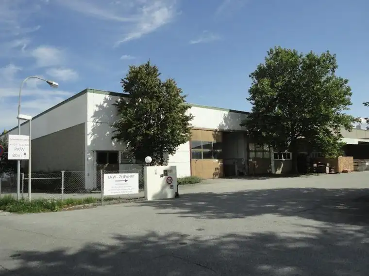 GROßZÜGIGE HALLENFLÄCHEN MIT OPTIMALER LOGISTIK UND FLEXIBLER TEILBARKEIT