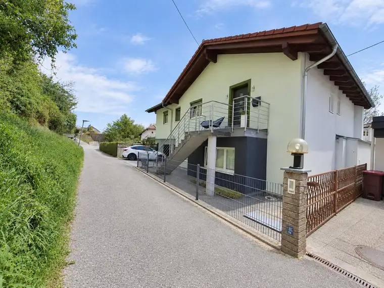 VIEL PLATZ, VIELE MÖGLICHKEITEN – EINFAMILIENHAUS MIT EINLIEGERWOHNUNG, POOL &amp; PV-ANLAGE