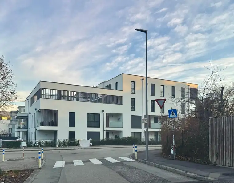 MODERNE WOHNUNG IN RUHIGER ZENTRUMSLAGE MIT TIEFGARAGENPLATZ UND FREISTELLPLATZ