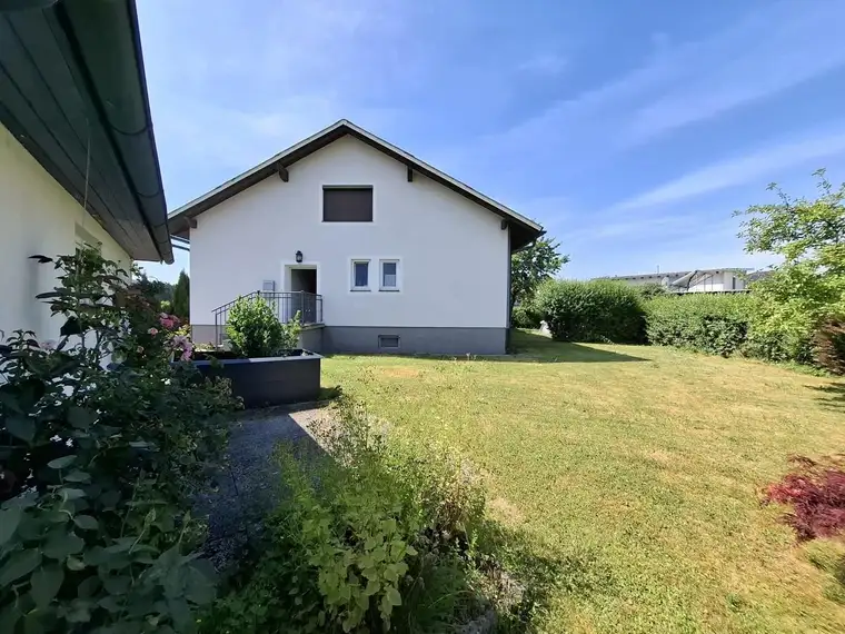 MIETWOHNUNG IM DACHGESCHOSS EINES ZWEIFAMILIENHAUSES