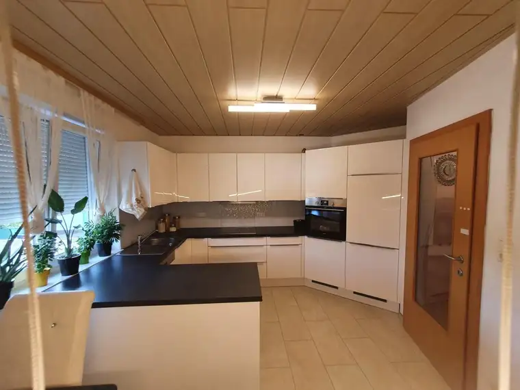 GEPFLEGTES 3 FAMILIEN HAUS MIT 4 GARAGEN !