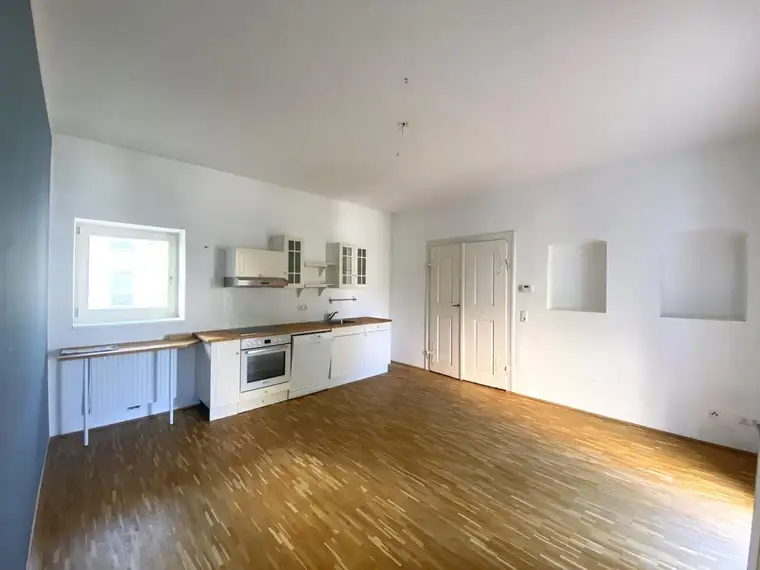 EINE KLEINE BESONDERHEIT - RENOVIERTE ZWEIZIMMERWOHNUNG MIT WESTBALKON UND VIELEN SCHÖNEN DETAILS