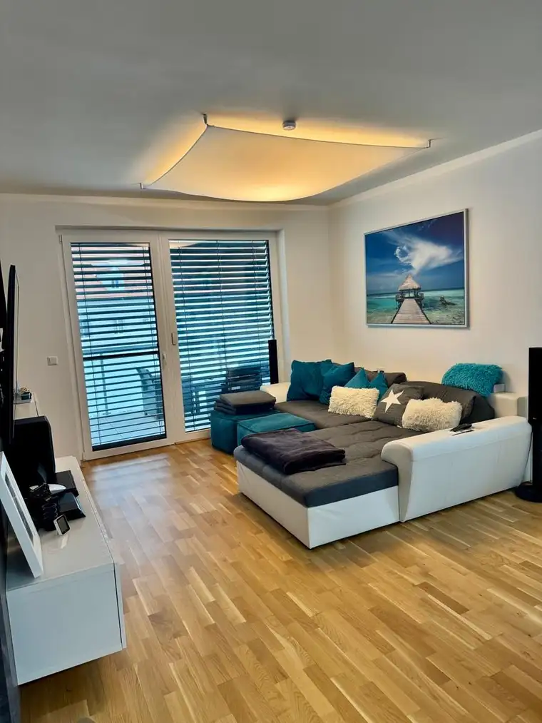 MODERNE WOHNUNG IN RUHIGER ZENTRUMSLAGE MIT TIEFGARAGENPLATZ UND FREISTELLPLATZ