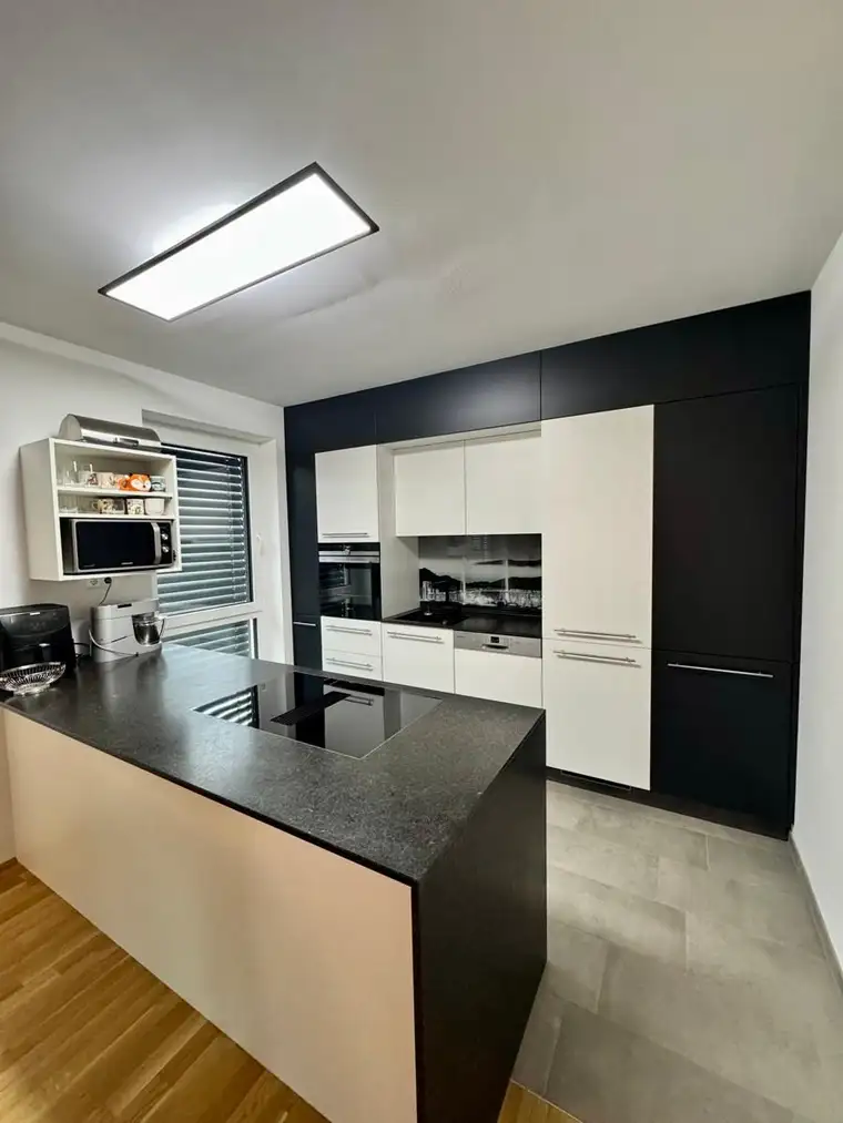 MODERNE WOHNUNG IN RUHIGER ZENTRUMSLAGE MIT TIEFGARAGENPLATZ UND FREISTELLPLATZ