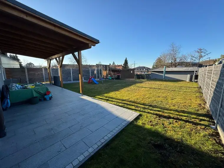 FAMILIENFREUNDLICH – HAUS MIT GROSSEM GARTEN &amp; DOPPELGARAGE IN RUHIGER LAGE