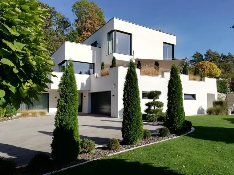 EXKLUSIVE VILLA MIT BLICK IN DIE BERGE