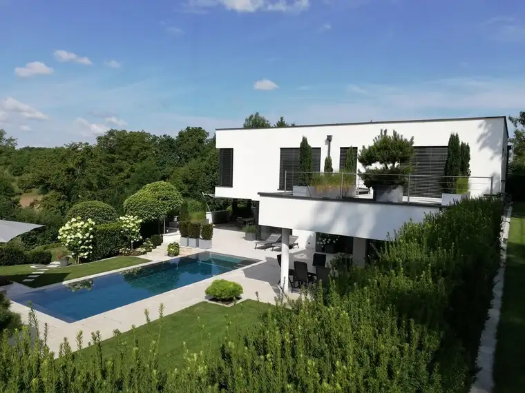 EXKLUSIVE VILLA MIT BLICK IN DIE BERGE