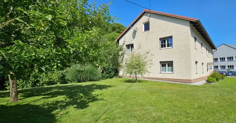 ZWEIFAMILIENHAUS MIT CHARME – MIT TRAUMGARTEN, WINTERGARTEN &amp; BACHZUGANG IM ZENTRUM VON KLEINRAMING