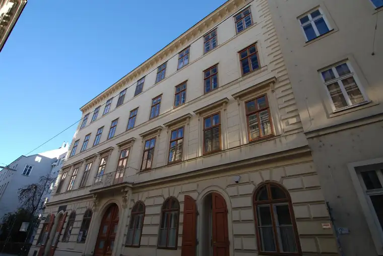 Wohnen in einem toprenovierten Spätbiedermeierhaus. Traumhafte 2 Zimmeraltbauwohnung in zentraler Ruhelage Mariahilfs mit Terrassenmitbenützung