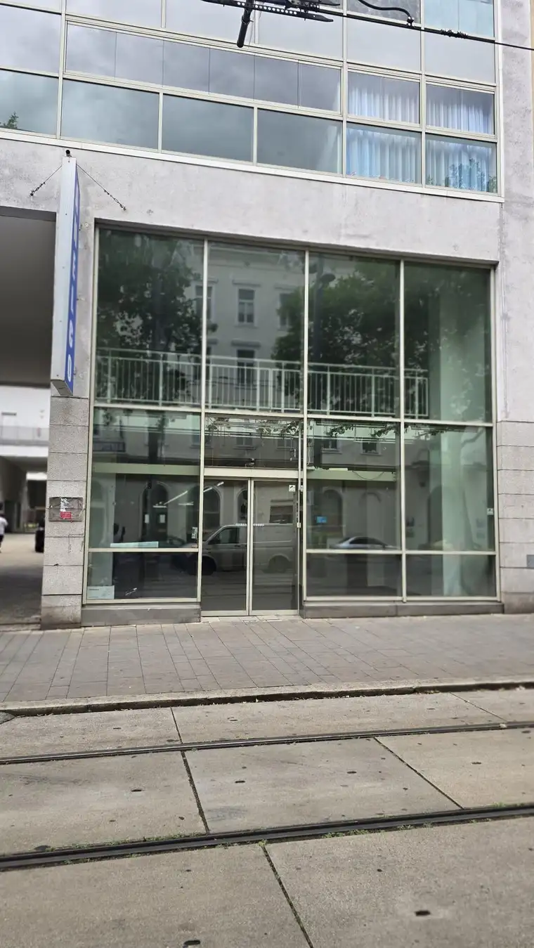 Großzügige Geschäftsfläche in bester Frequenzlage auf der Simmeringer Hauptstraße mit großen Auslagenflächen, vielfältige Nutzungsmöglichkeit in U Bahn Nähe Enkplatz
