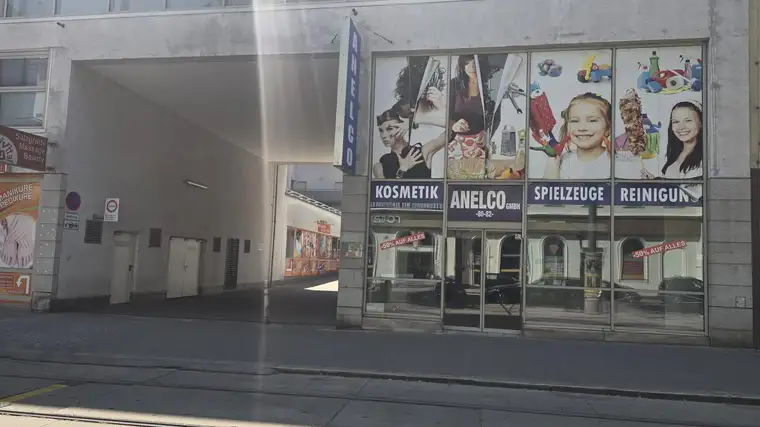 Großzügige Geschäftsfläche in bester Frequenzlage auf der Simmeringer Hauptstraße mit großen Auslagenflächen, vielfältige Nutzungsmöglichkeit in U Bahn Nähe Enkplatz
