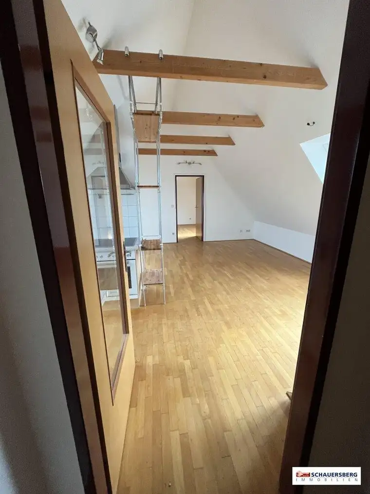 Sie suchen eine Dachgeschosswohnung nicht direkt in der Stadt?